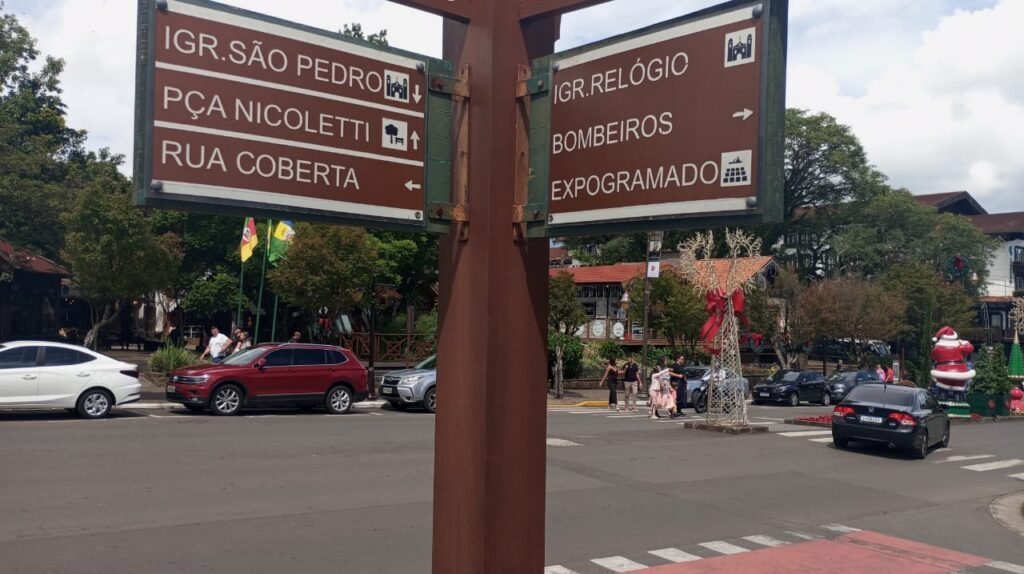 O que fazer em Gramado: Pontos Turísticos e Dicas 1 Foto das placas de nomes de ruas do centro de Gramado, indicando, por exemplo, onde fira a igreja de São Pedro e Rua Coberta.
