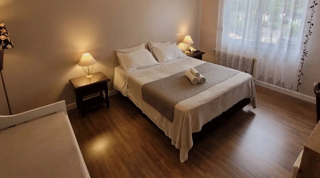 Hoteis próximos Catedral de Pedra de Canela 1 Quarto da pousada com cama de casal pronta para receber os hóspedes