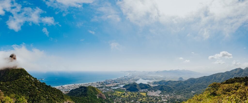 Conoce el Cristo Redentor: Entradas, consejos e historia del símbolo de Río 6 Ciudad de Río de Janeiro vista desde lo alto y de lejos.