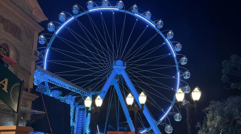 Roda Canela: La Primera Rueda de Observación Temática del Mundo 2 Roda Canela iluminada con luz azul por la noche