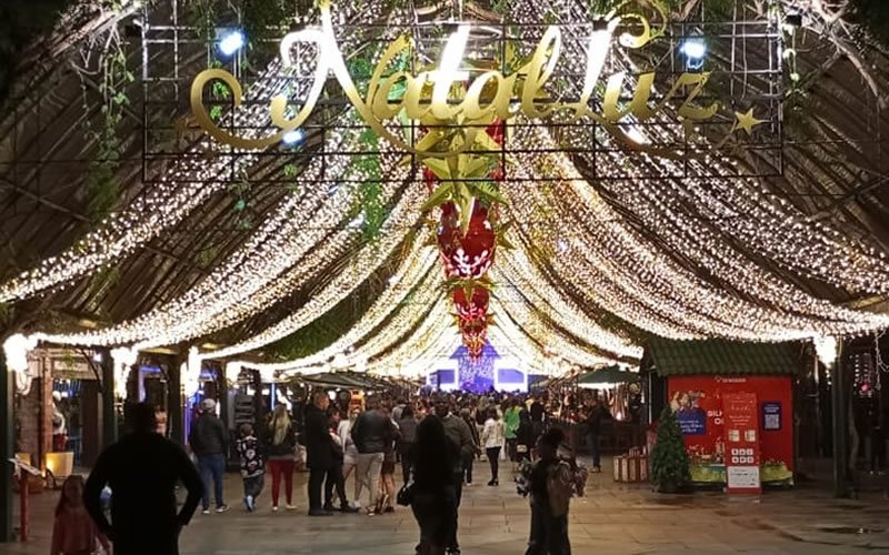 O que fazer em Gramado: Pontos Turísticos e Dicas 2 Foto da Rua Coberta de Gramado com decoração natalina. A foto foi tirada a noite.