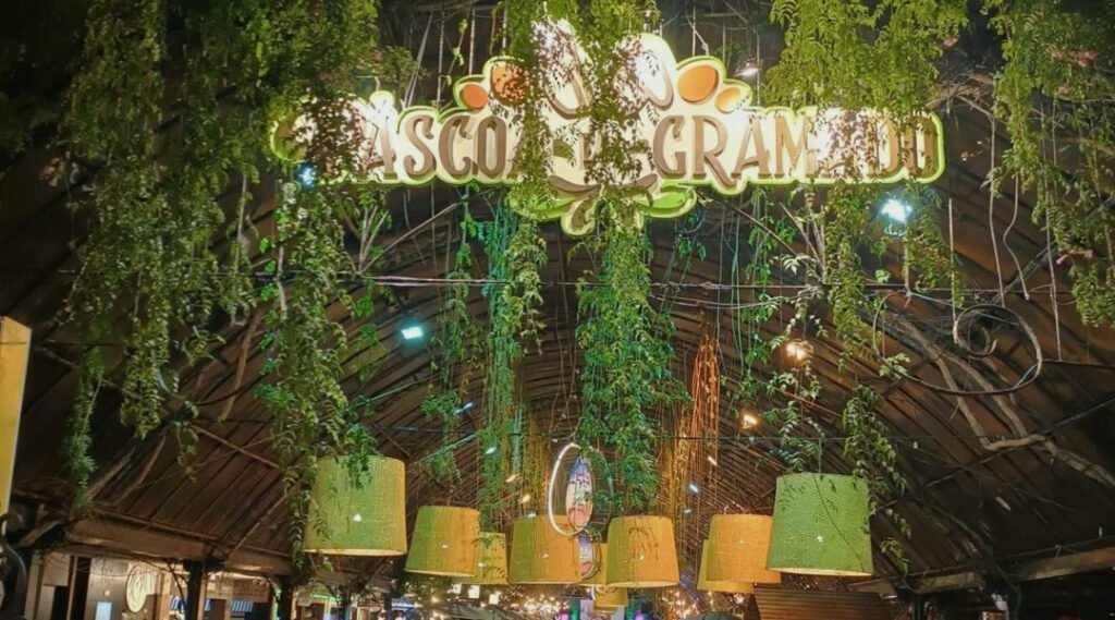 Rua coberta de Gramado: um passeio imperdível na Serra Gaúcha 2 Entrada da Rua Coberta com decoração de páscoa de 2024