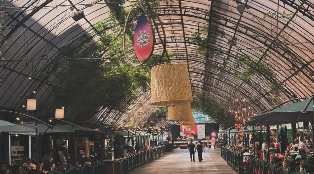 Rua coberta de Gramado: um passeio imperdível na Serra Gaúcha 1 Rua Coberta de Gramado, fotografia perfeita com apenas duas pessoas caminhando no centro da rua