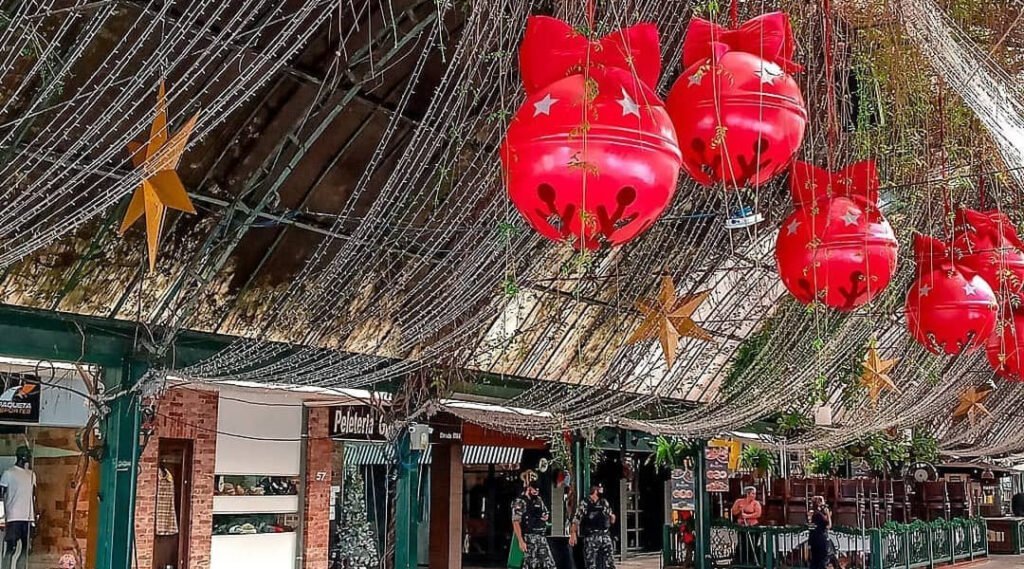 Rua coberta de Gramado: um passeio imperdível na Serra Gaúcha 3 Rua Coberta com decoração de bolas vermelhas e estrelas