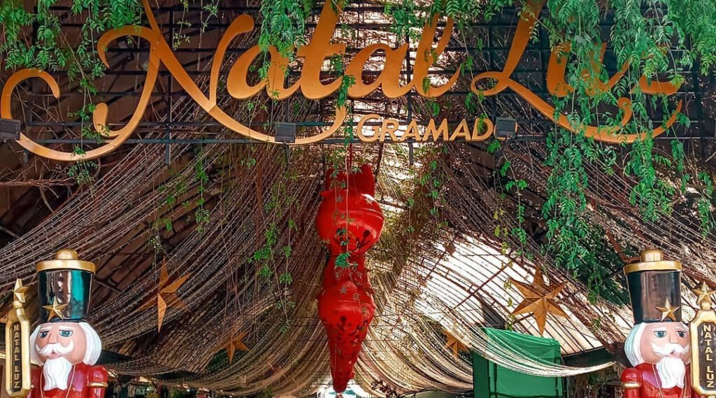 Rua coberta de Gramado: um passeio imperdível na Serra Gaúcha 4 Rua Coberta com decoração de Natal, dois soldados decorativos de natal na entrada da rua