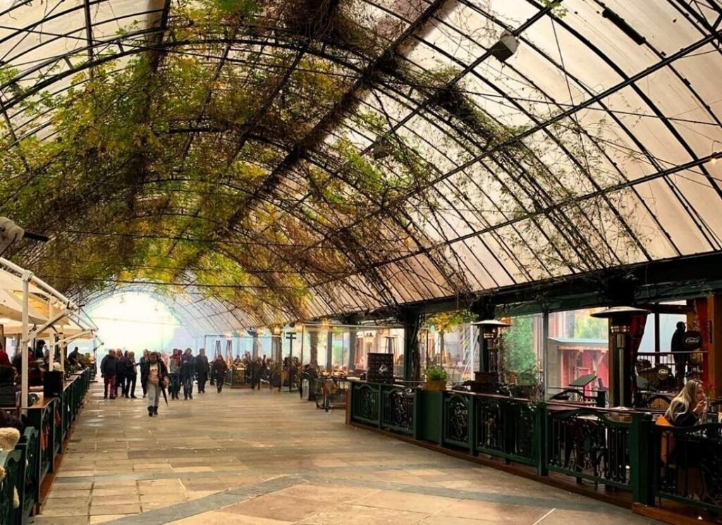 Mejor época para viajar a Gramado 5 Foto de personas caminando por la calle cubierta de Gramado