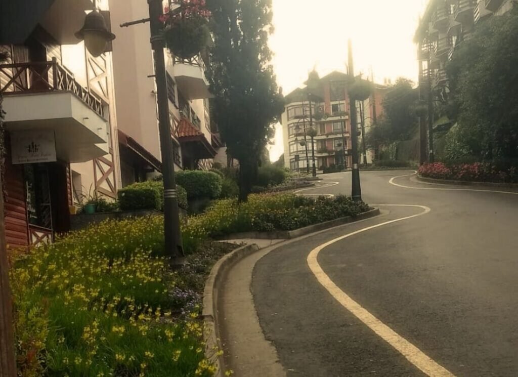 Mejor época para viajar a Gramado 4 Rua Torta, centro de Gramado, foto tomada por la mañana, sin personas en la calle.
