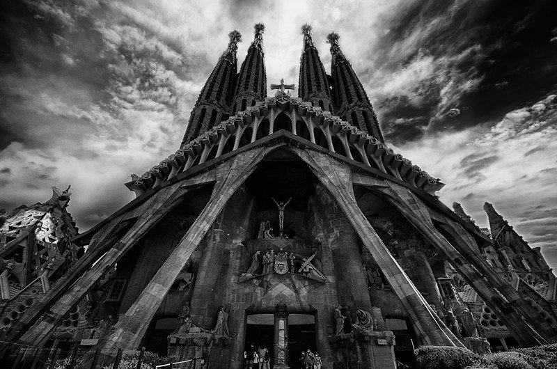 Templo da Sagrada Família em Barcelona, A "Basílica de Gaudí" 5 Foto em preto e branco do Templo da Sagrada Família, a foto mostra estátuas nas paredes e 4 torres.