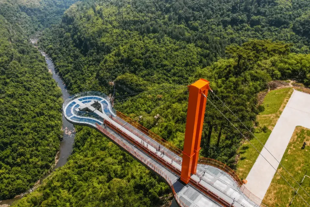 Téléphériques et Skyglass à Canela : le bon choix 7 Vista aérea da plataforma Skyglass Canela sobre o Vale da Ferradura