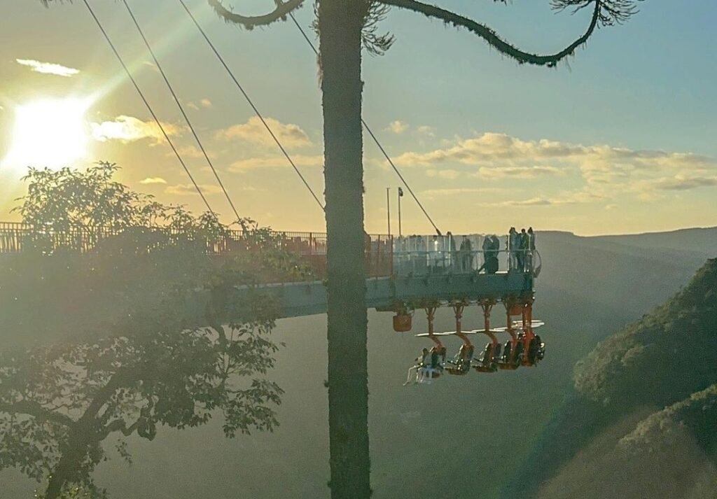 Skyglass Canela: Uma Aventura nas Alturas 5 Plataforma de vidro vista de longe no fim de tarde.