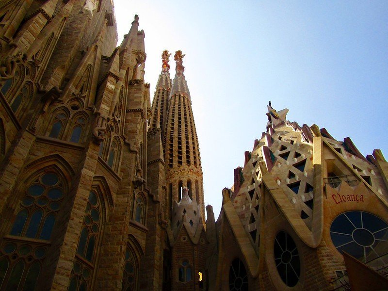 Templo da Sagrada Família em Barcelona, A "Basílica de Gaudí" 3 Foto em cores mostrando parte das torres da Catedral em Barceloma.