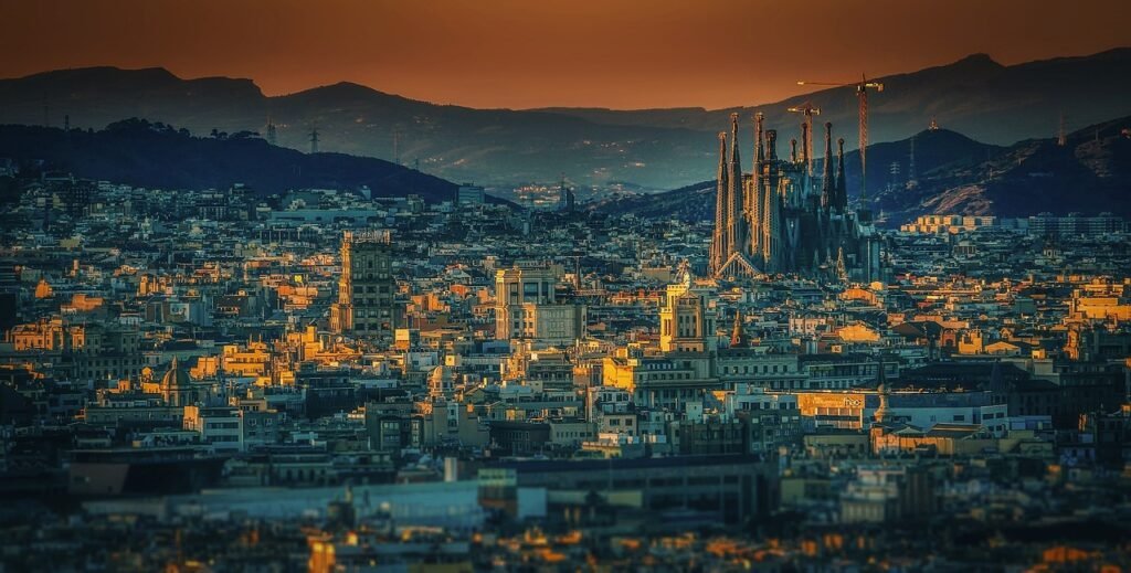 Templo da Sagrada Família em Barcelona, A "Basílica de Gaudí" 1 Cidade de Barcelona Iluminada pelo sol, ao longe da imagem aparece o templo.
