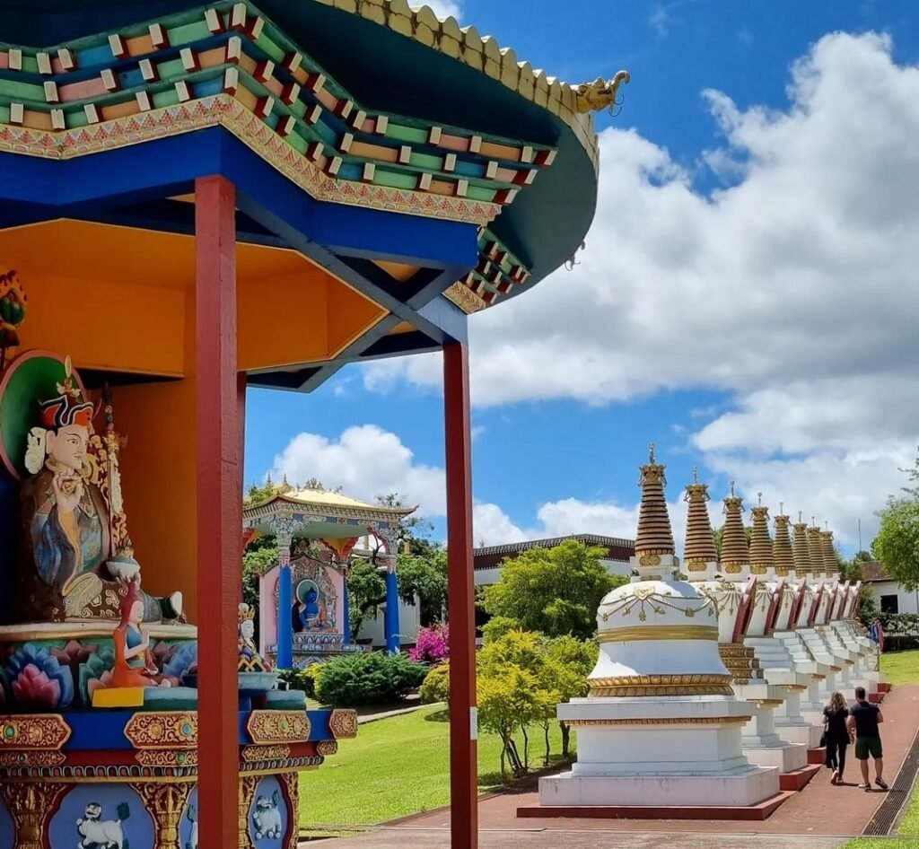 Atrações Gratuitas em Gramado e Canela 1 Templo budista de Três Coroas–RS, pessoas caminhando no jardim