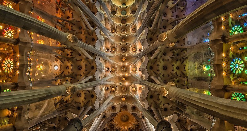 Templo da Sagrada Família em Barcelona, A "Basílica de Gaudí" 4 Foto do interior, teto do templo da Sagrada Família.