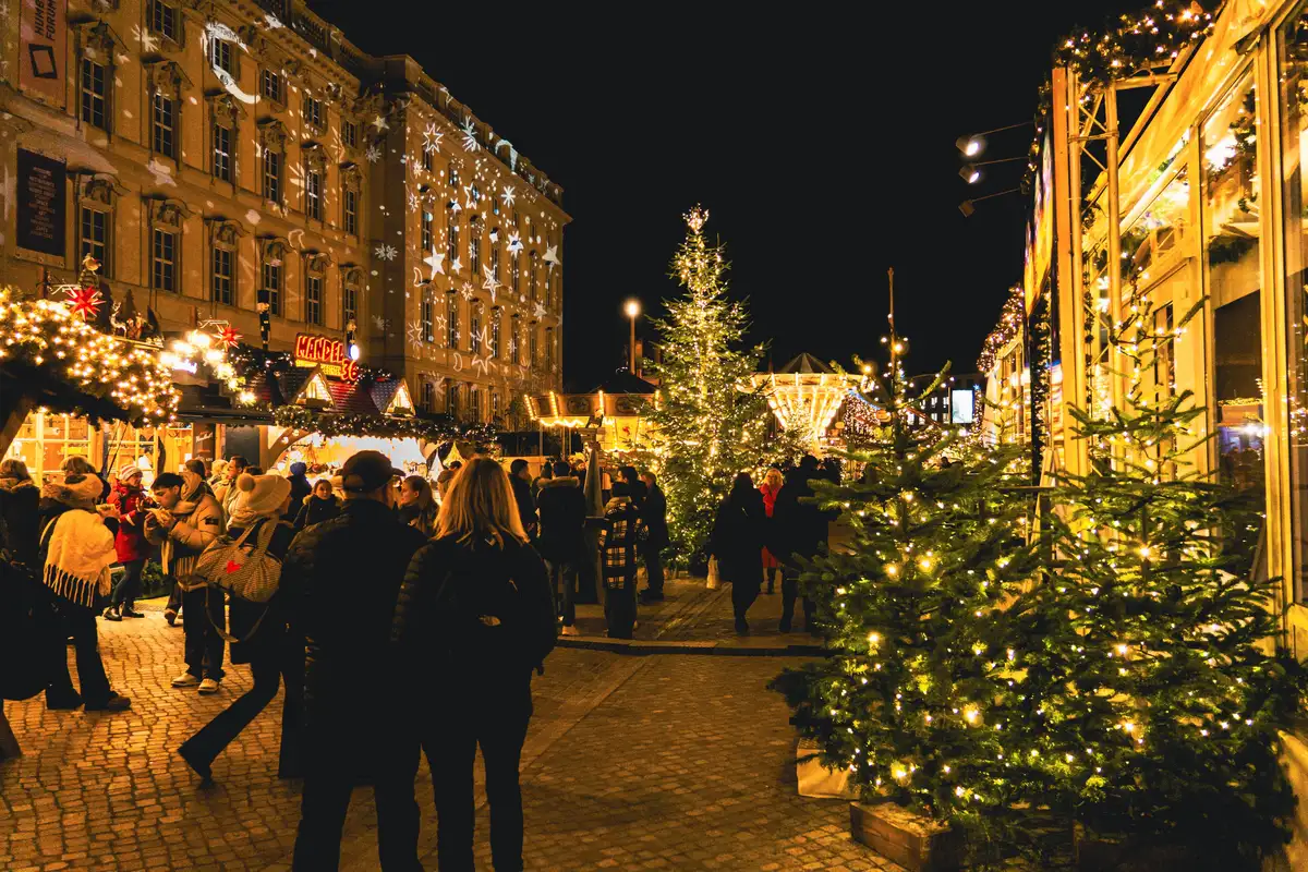 Natal Luz Gramado 2026: o Que Mudou Este Ano 3 Mercado de Natal iluminado à noite com barracas decoradas