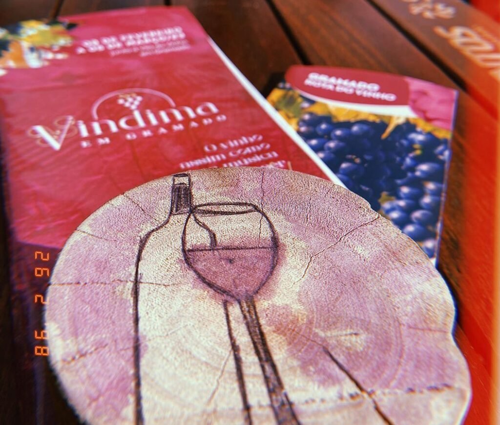 Vindima em Gramado 2024: Celebre a Colheita da Uva 1 Sobre a mesa Catálogos de vinhos produzidos em Gramado