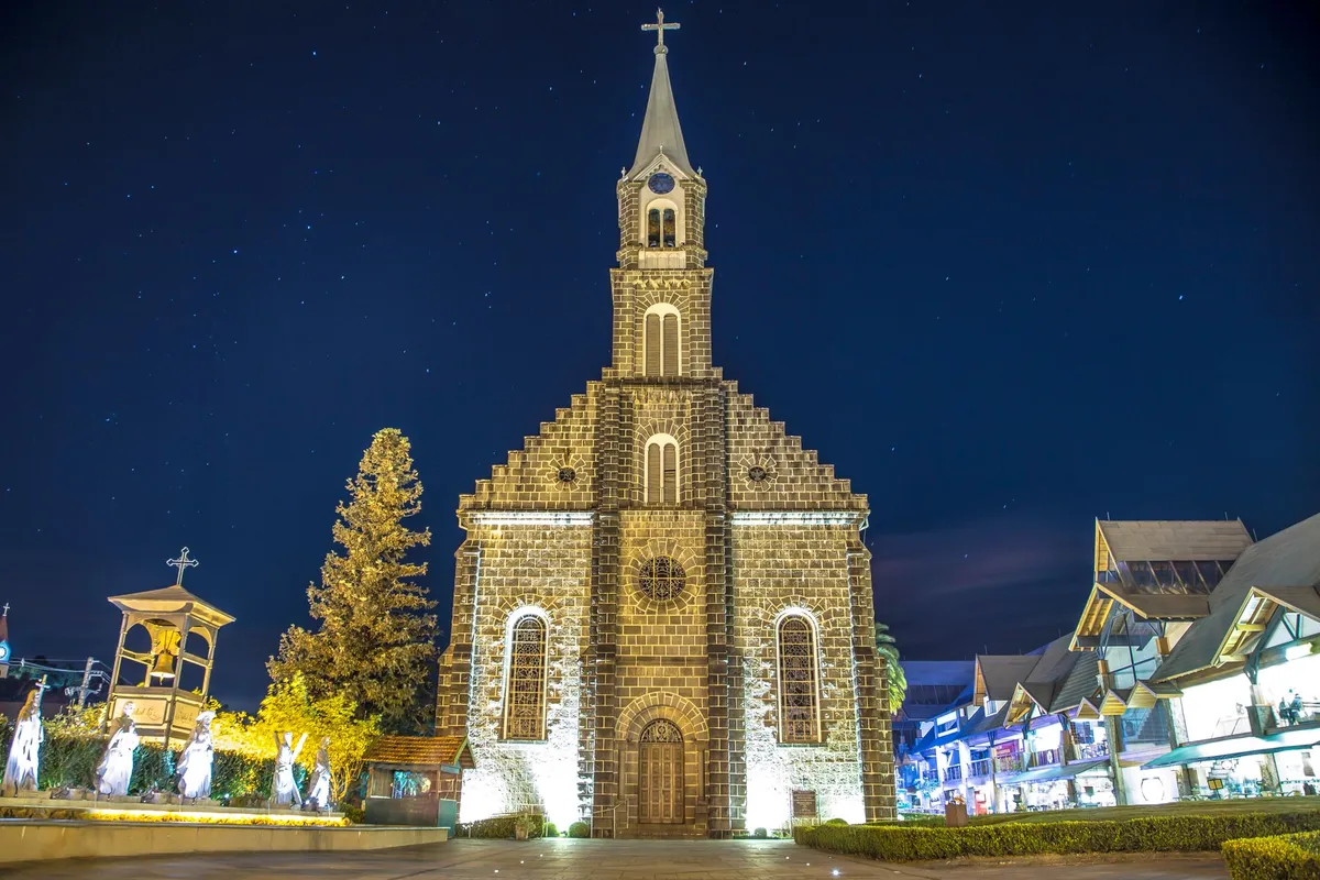 Grande Desfile de Natal Gramado 2026: preços e novo local 2 Igreja iluminada à noite durante o Natal Luz em Gramado