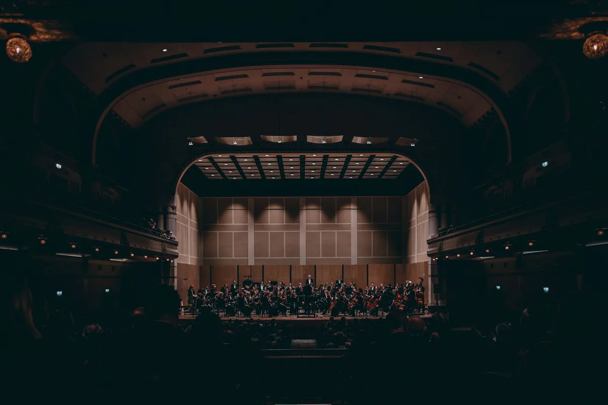 Natal Luz in Concert: só 8 sessões com orquestra em Gramado 2 Orquestra se apresentando no palco durante espetáculo de Natal em Gramado