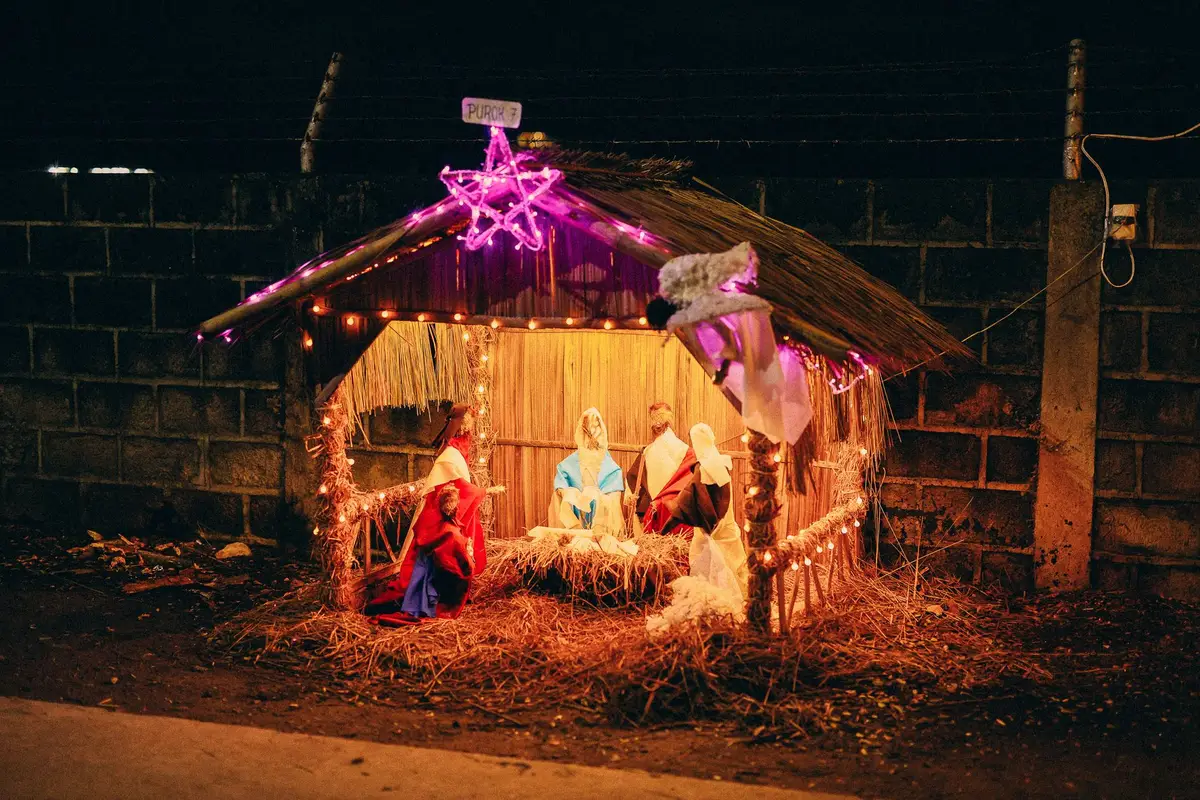 Nativitaten Gramado 2026: ingressos, preços e horário 1 Presépio iluminado ao ar livre representando o nascimento de Jesus, tema do espetáculo Nativitaten em Gramado