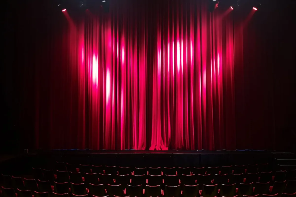 O Brilho do Natal Gramado 2026: preços, horários e setores 2 Plateia de teatro com poltronas vermelhas, semelhante ao espetáculo O Brilho do Natal em Gramado