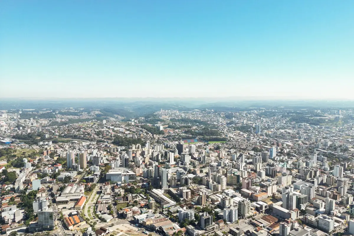 Aeroporto de Caxias do Sul para Gramado: 65 km e como ir 1 Vista aérea de Caxias do Sul, cidade do aeroporto Hugo Cantergiani (CXJ)