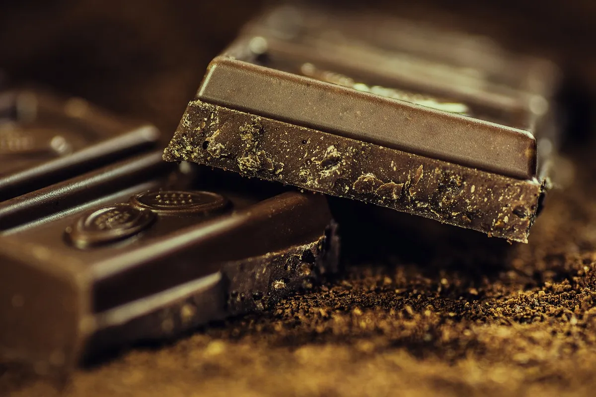 Fábrica de chocolate em Gramado: 3 com visita e preços 3 Barras de chocolate amargo empilhadas