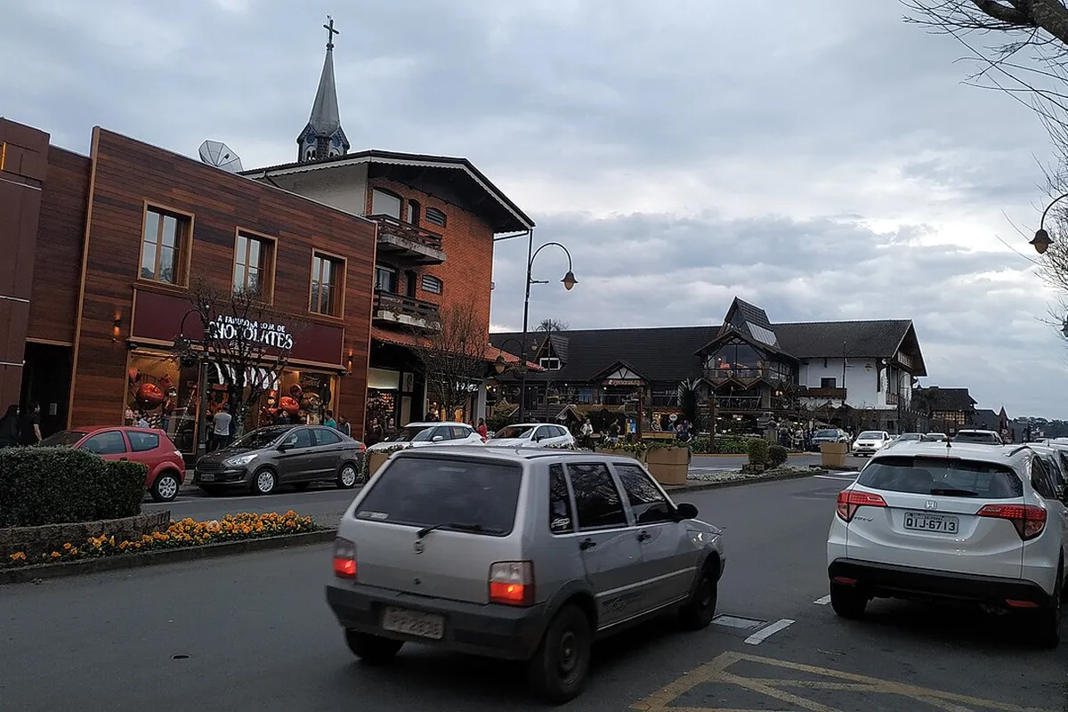 Fondue em Gramado: preço do rodízio e casas sem reserva 2 Avenida Borges de Medeiros no Centro de Gramado com lojas e carros
