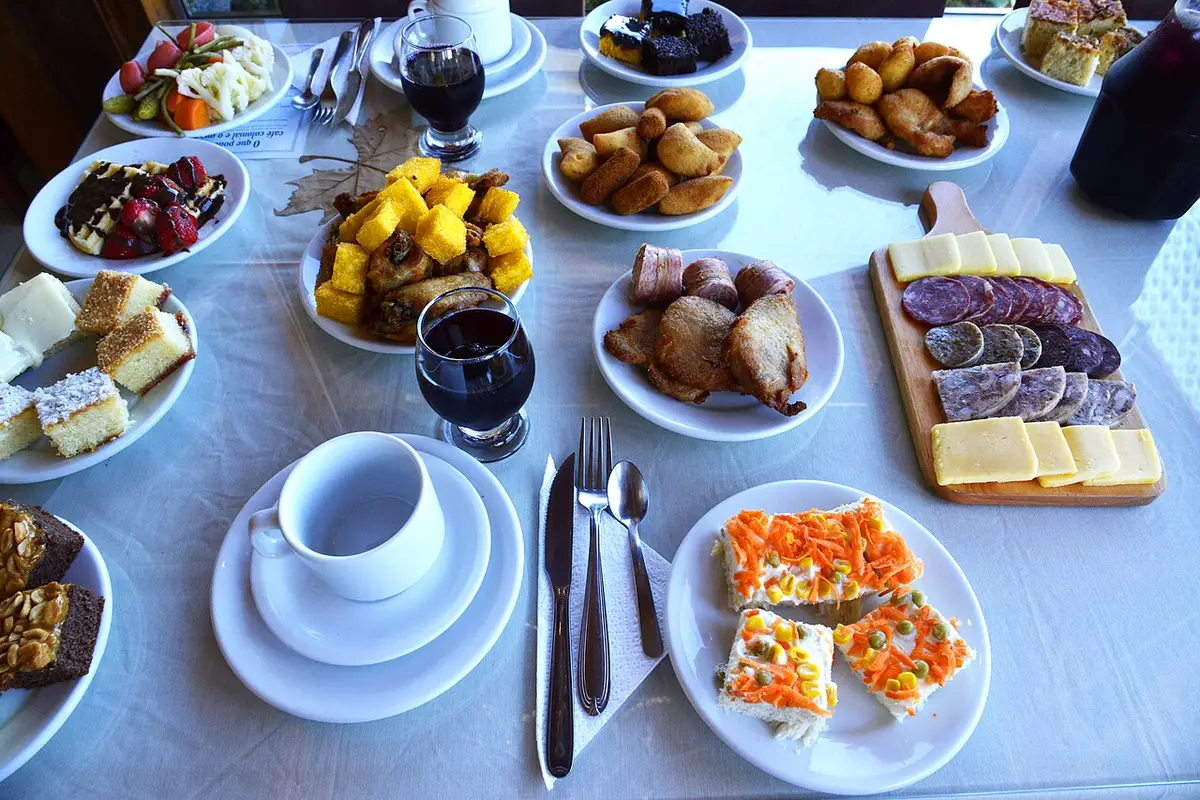 Onde comer barato em Gramado: buffet a R$ 49,90 e sopas 2 Mesa de café colonial com cucas, pães e frios em Canela, na Serra Gaúcha