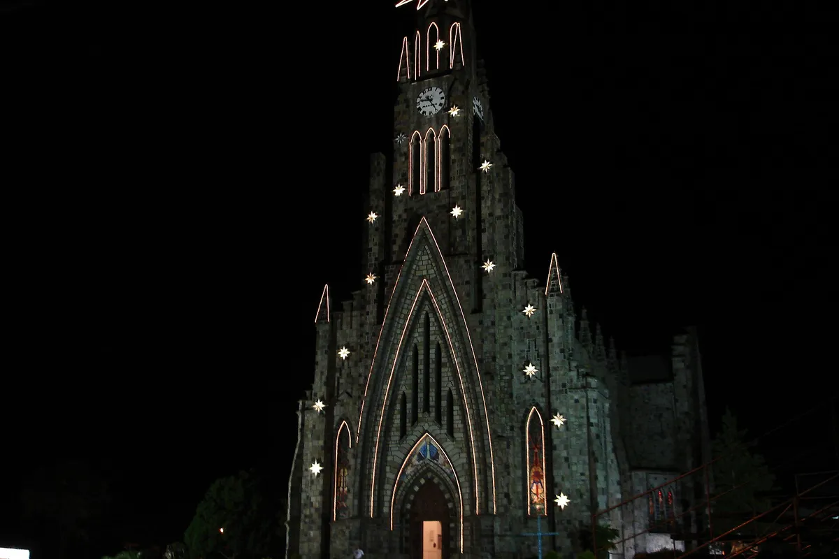 Show de luzes da Catedral de Pedra 2026: onde assistir 2 Catedral de Pedra com luzes de Natal à noite, em Canela