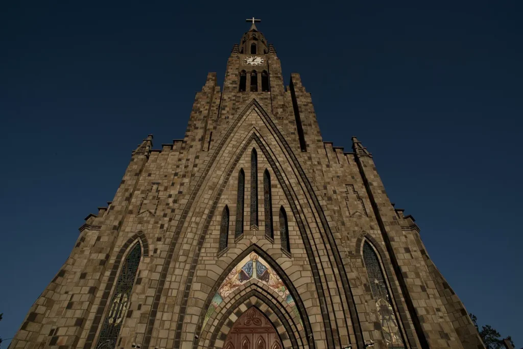Show de luzes da Catedral de Pedra 2026: onde assistir 2 Fachada da Catedral de Pedra iluminada ao anoitecer, em Canela