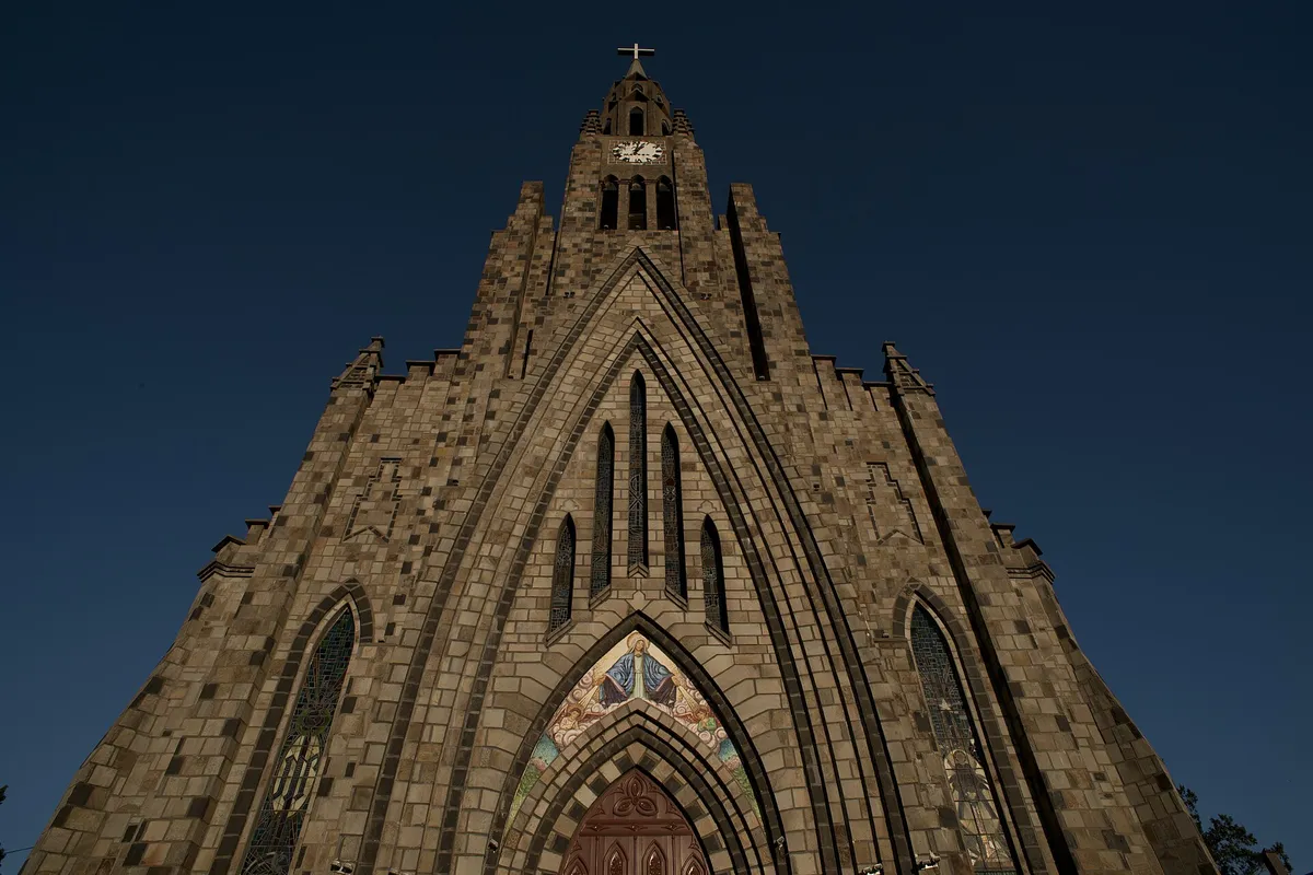Show de luzes da Catedral de Pedra 2026: onde assistir 1 Fachada da Catedral de Pedra iluminada ao anoitecer, em Canela