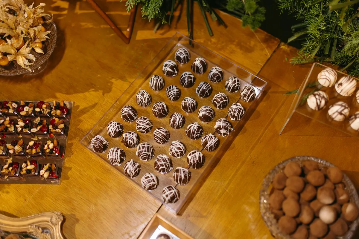 Fábrica de chocolate em Gramado: 3 com visita e preços 2 Trufas de chocolate gourmet enfileiradas em vitrine