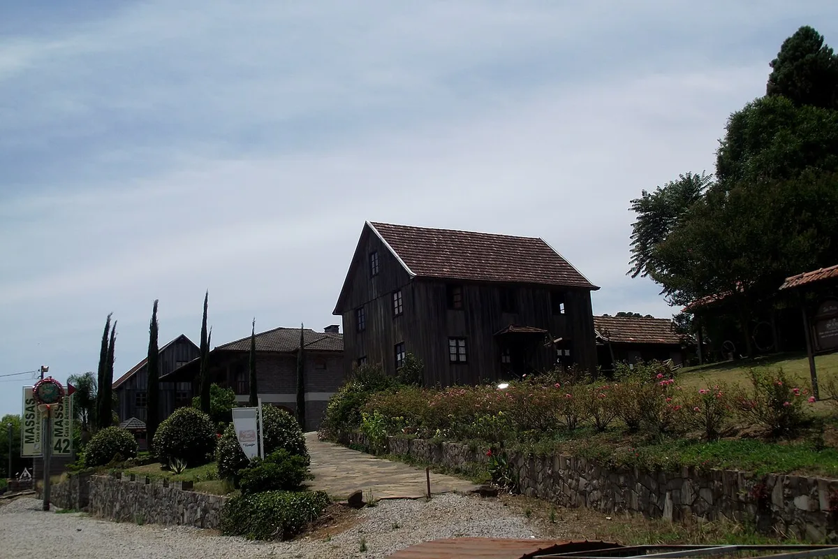 Caminhos de Pedra: o que abre, horários e como ir de Gramado 2 Casa de madeira e muros de pedra à beira da estrada nos Caminhos de Pedra, em Bento Gonçalves