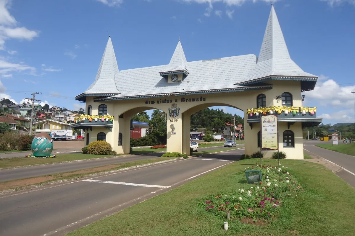 Aeroporto de Caxias do Sul para Gramado: 65 km e como ir 2 Estrada vazia na Serra Gaúcha a caminho de Gramado