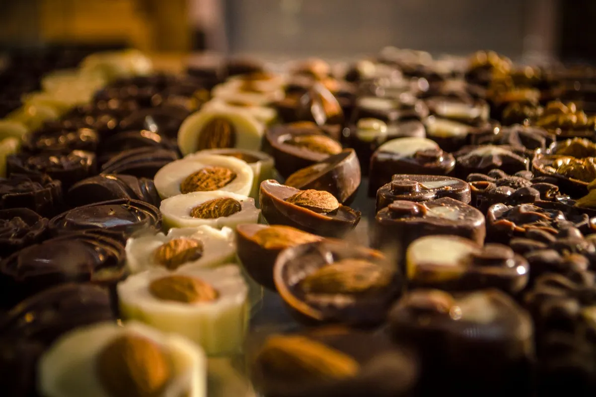 Fábrica de chocolate em Gramado: 3 com visita e preços 1 Bombons artesanais de chocolate ao leite, branco e amargo com amêndoas