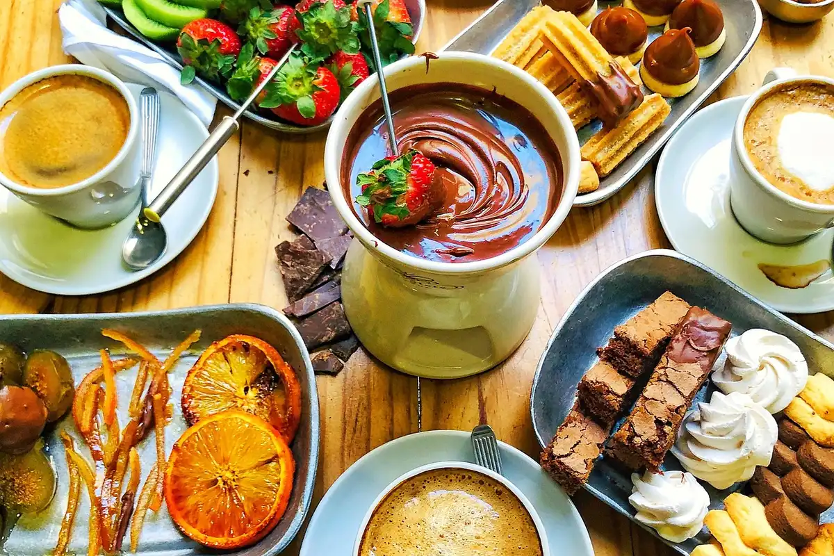 Fondue em Gramado: preço do rodízio e casas sem reserva 3 Fondue de chocolate com morangos, frutas e doces para mergulhar