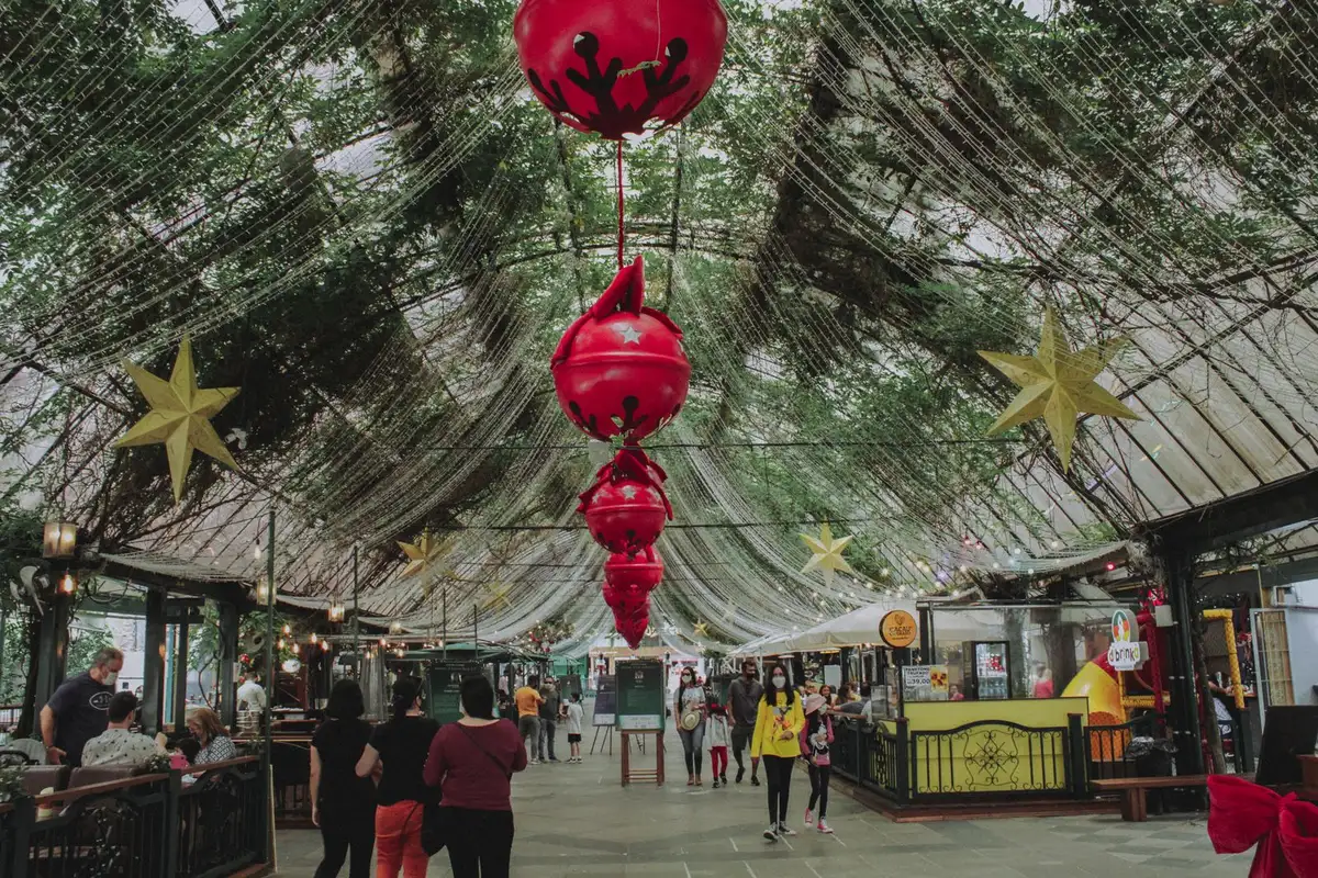 O que fazer em Gramado à noite: o que abre e o que é grátis 2 Mercado coberto em Gramado com lanternas vermelhas e estrelas penduradas no teto