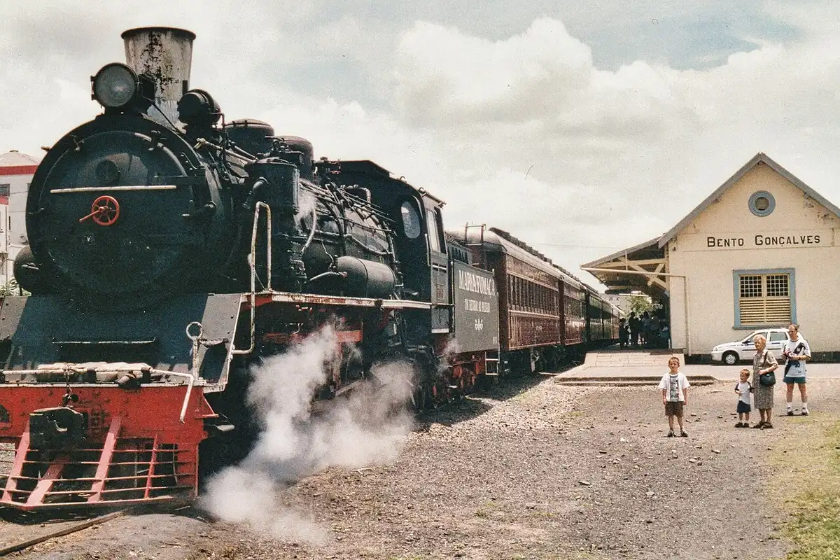 Bate-volta saindo de Gramado: qual escolher por perfil 3 Locomotiva a vapor da Maria Fumaça soltando vapor na estação de Bento Gonçalves