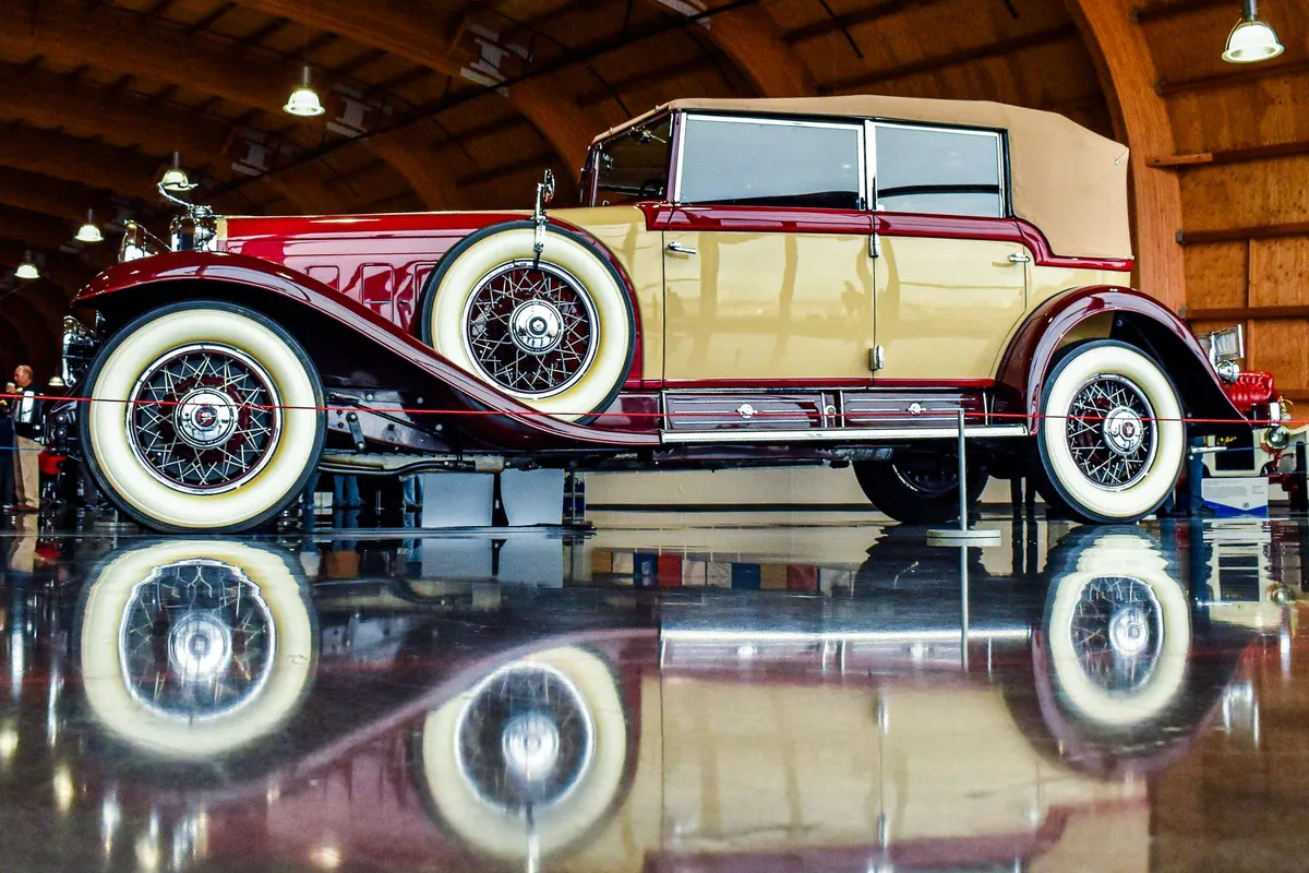 Museu de carros em Gramado: Dream Cars ou Super Carros? 3 Cadillac clássico em exposição de museu, imagem ilustrativa de museu de carros
