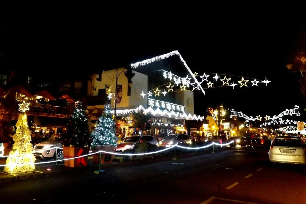 Eventos em Gramado e Canela: onde acontecem e o que é grátis 1 Decoração do Natal Luz no centro de Gramado