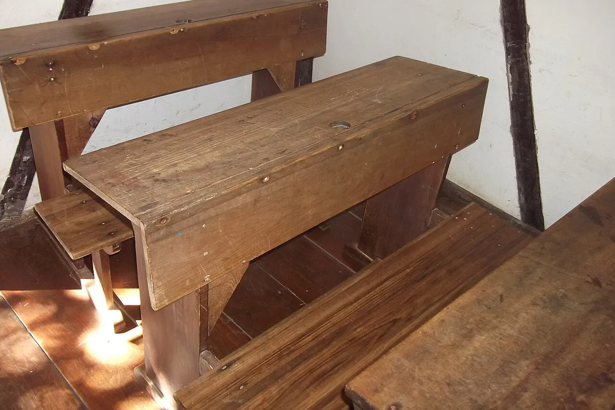 Nova Petrópolis o que fazer: bate-volta de Gramado em 1 dia 3 Carteira escolar antiga na escola histórica do Parque Aldeia do Imigrante, em Nova Petrópolis