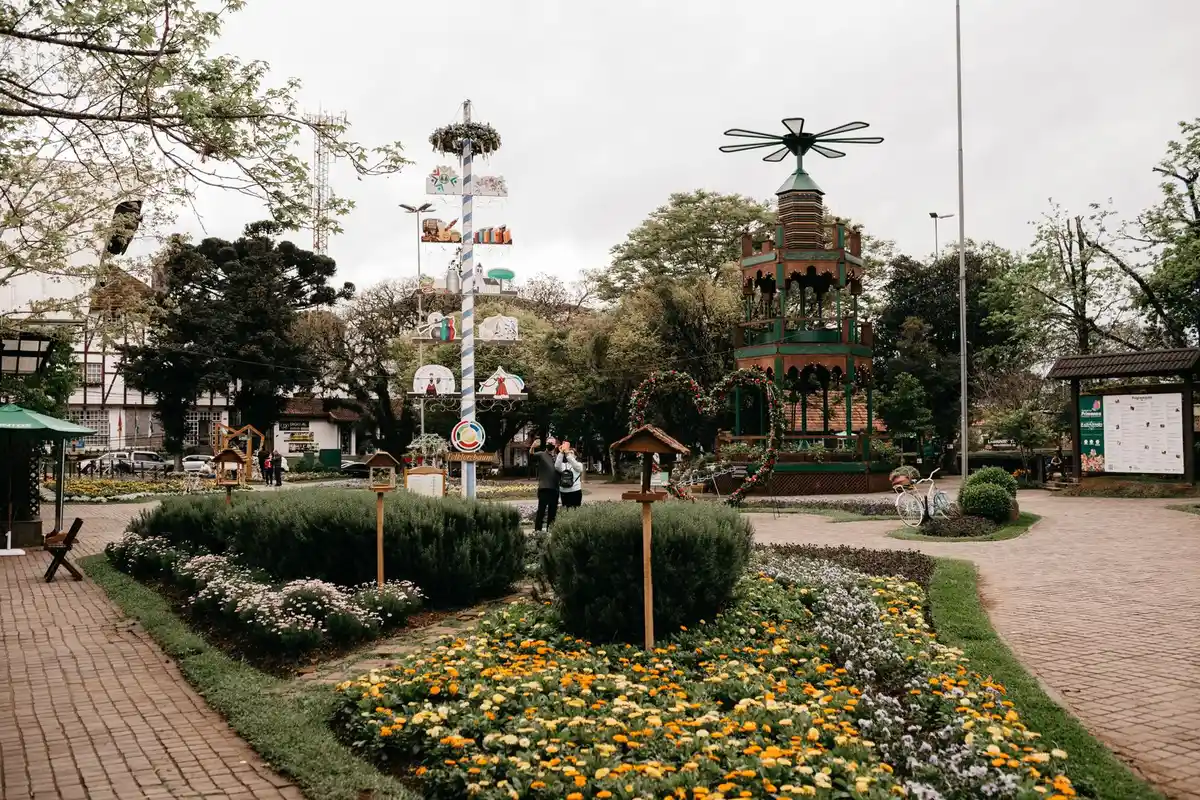 Bate-volta saindo de Gramado: qual escolher por perfil 1 Mastro decorado e torre de madeira na Praça das Flores em Nova Petrópolis