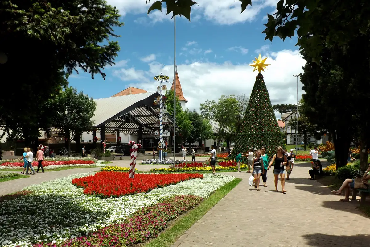 Nova Petrópolis o que fazer: bate-volta de Gramado em 1 dia 2 Canteiros da Praça das Flores com a Rua Coberta ao fundo, em Nova Petrópolis