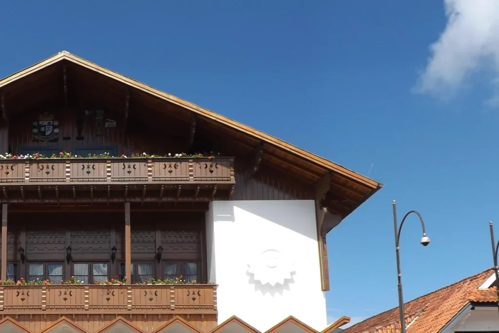 Brilho de Natal Gramado 2026: setores, horários e preço 3 Fachada do Palácio dos Festivais, na Avenida Borges de Medeiros, em Gramado