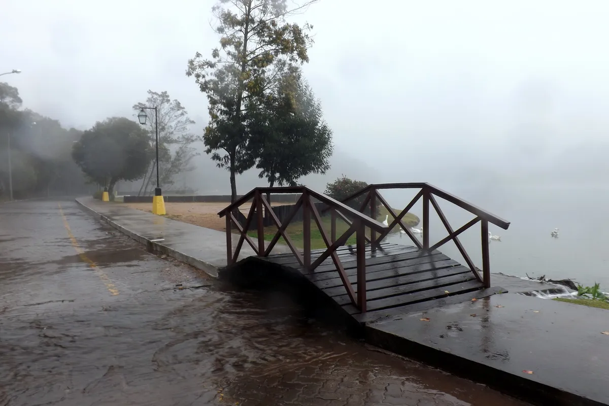 O que fazer em São Francisco de Paula saindo de Gramado 3 Ponte de madeira do Lago São Bernardo em dia de chuva e neblina, São Francisco de Paula
