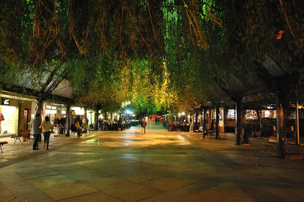 O que fazer em Gramado a dois: 8 programas e o que reservar 1 Rua Coberta de Gramado à noite com luzes e trepadeiras