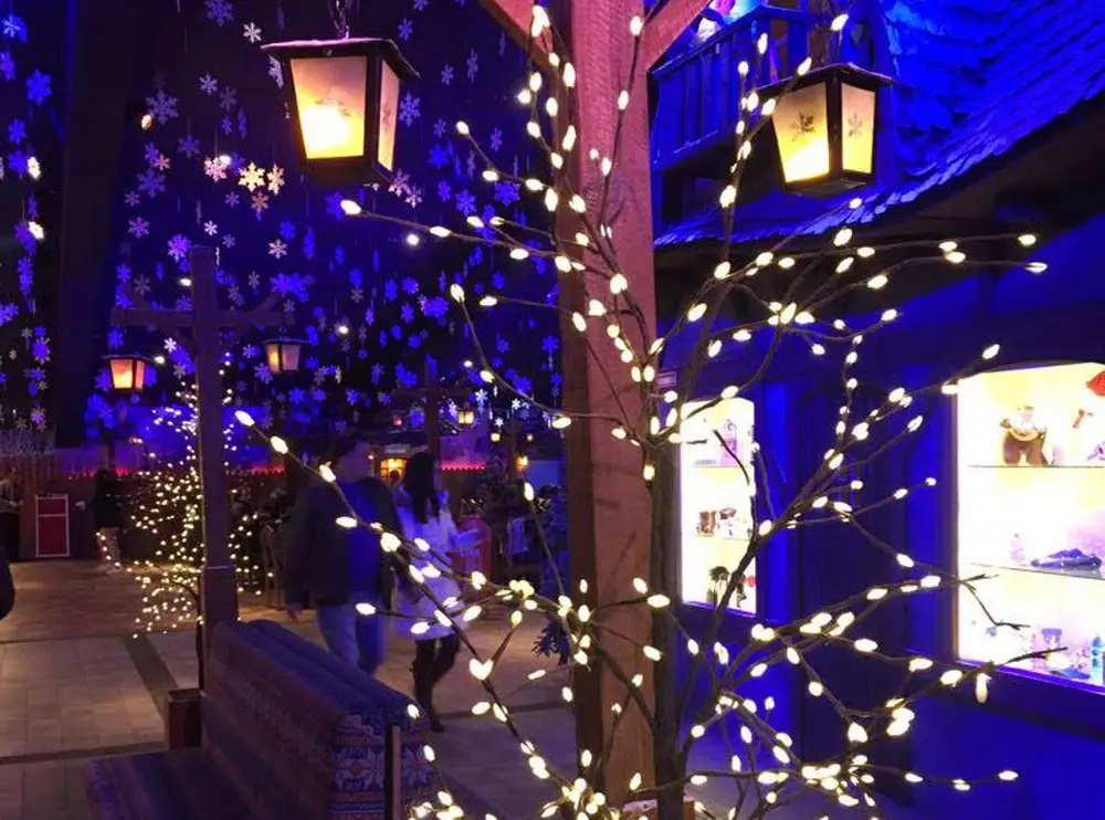 Snowland Gramado: endereço na RS-235 e alturas mínimas 2 Rua iluminada com lampiões e luzes na área interna do parque Snowland, em Gramado